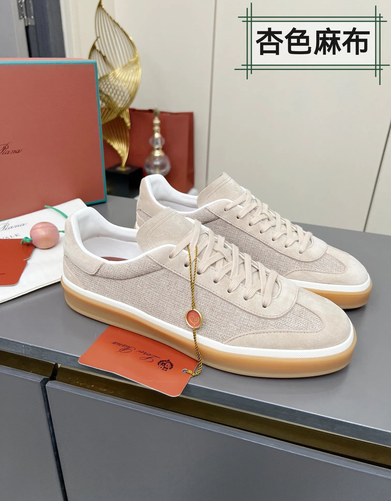 Men's shoes 💰600 purchasing agent, high version 🦅⛳️ Italy [Loro Piana] Tennis walk series LP couple's moral training shoes casual sports shoes sneakers 🎁🎁 Original purchase development and production This new suede tennis shoe adopts an ultra-low design, suitable for wearing all year round 👫👫 The wrapped sole creates an effortlessly attractive color combination that harmoniously blends functionality with understated style, making it the ideal shoe for urban wear. Soft calfskin tongue with Kummel color insert at the heel, cotton lace upper with embossed LP logo, cowhide suede sole, rubber-lined calfskin ✦ Upper: special linen ➕ eco-friendly cowhide ✦ lining: cowhide lining ➕ cowhide insole ✦ sole: original molded TPR ultra-light outsole ✦ packaging: original complete package ✦Female size: 35--40 ✦Male size: 39--45